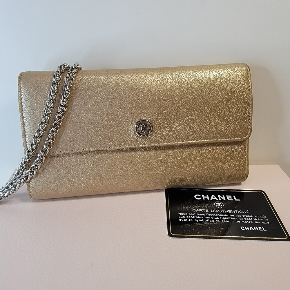 .  CHANEL 💯 Authentic CC Logo Leather Trifold Wallet